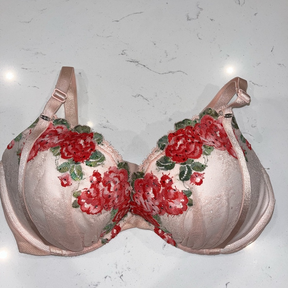 Victoria’s Secret 34 DD plunge bra 🩷